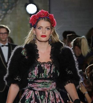 Племянница принцессы Дианы вышла на подиум модного показа