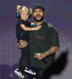 Трехлетняя дочь Тимати выступила с отцом на концерте в "Олимпийском"