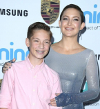 Как они похожи: Кейт Хадсон появилась на красной дорожке с сыном