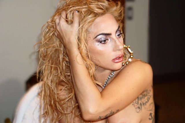 Леди Гага показала стройную фигуру в сексуальном боди