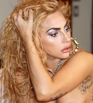 Леди Гага показала стройную фигуру в сексуальном боди