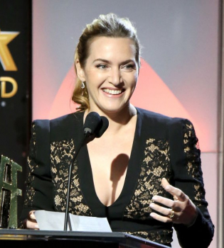 Кейт Уинслет страсно поцеловала на сцене актрису Эллисон Дженни