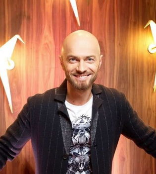 Влад Яма позирует с любимой супругой