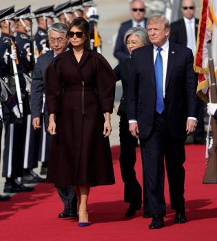 Это случилось: Дональд Трамп впервые за долгое время публично поцеловал свою жену Меланию