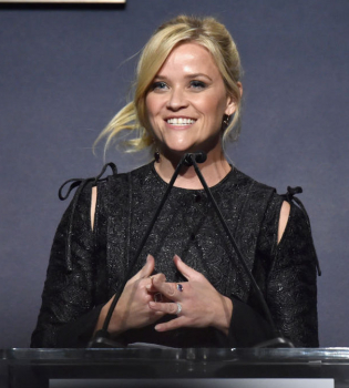 Две главные блондинки Голливуда: Риз Уизерспун и Дженнифер Энистон позирует вместе