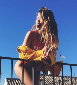 Регина Тодоренко показала сексуальную фигуру в красном боди