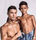 Стильно и трогательно: Криштиану Роналду снялся в рекламной кампании с сыном