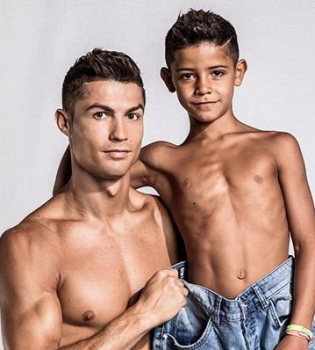 Стильно и трогательно: Криштиану Роналду снялся в рекламной кампании с сыном