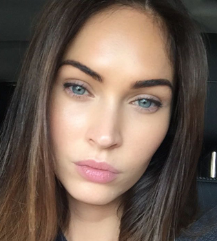 Меган Фокс будоражит сеть снимком в кружевном прозрачном белье