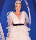 Пинк вышла в свет в пышном платье невесты