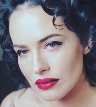 Идеальное тело: Даша Астафьева взорвала сеть снимком в облегающем боди