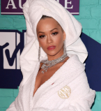 Из душа на красную дорожку: Рита Ора вышла в свет в ванном халате и с полотенцем на голове