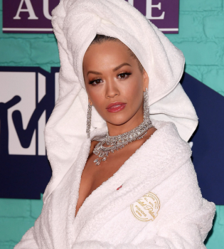 Из душа на красную дорожку: Рита Ора вышла в свет в ванном халате и с полотенцем на голове