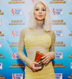 Белее белого волосы и прозрачное платье: Loboda появилась на публике в образе Дейнерис