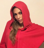 Дженнифер Лопес взорвала сеть зажигательным танцем в аэропорту: видео