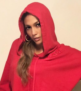 Дженнифер Лопес взорвала сеть зажигательным танцем в аэропорту: видео