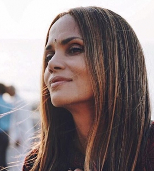 В поисках покоя: Холли Берри поделилась яркими фото с Индии