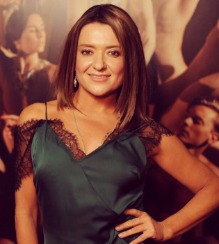 Наталья Могилевская подчеркнула стройную фигуру платьем-ночнушкой