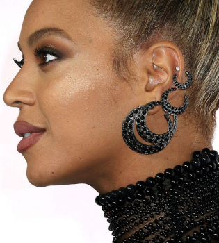 Бейонсе в режиме макро: идеально ли лицо королевы R&rsquo;n&rsquo;B?