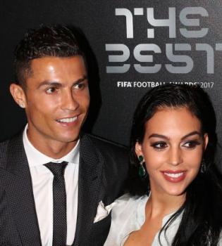 Девушка Криштиану Роналду опубликовала первое фото с новорожденной дочерью
