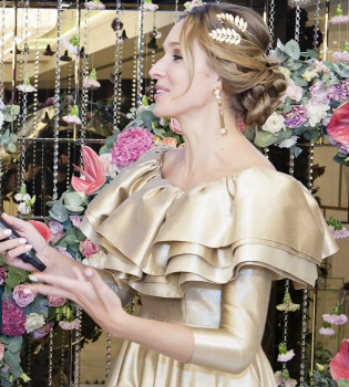 Девушка в золоте: Катя Осадчая восхитила платьем с шлейфом на Viva! Бал