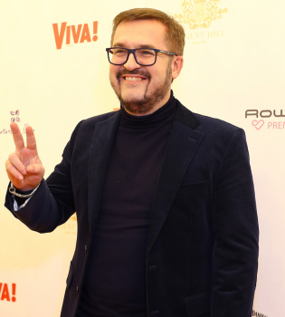 Мужчина мечты: Александр Пономарев блистает на красной дорожке Viva! Бал