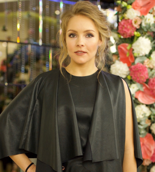 Просто и со вкусом: Алена Шоптенко восхитила сдержанным образом на балу