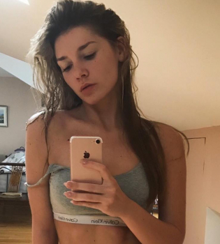 Полностью голая: виагрянка Миша Романова взбудоражила сеть откровенным снимком