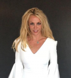 Бритни Спирс показала идеальную фигуру в топе и сексуальных мини-шортах