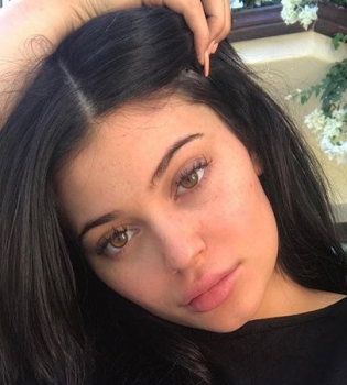 Кайли Дженнер комплексует из-за своей беременности