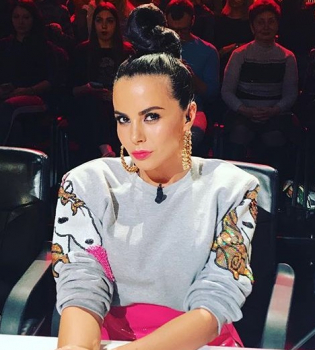 Настя Каменских взбудоражила публику сексуальным образом в прямом эфире &quot;Х-фактор&quot;