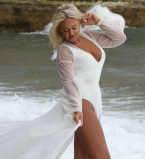 Наталья Бучинская показала фигуру в белом боди