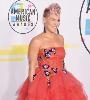 Как принцесса: Пинк вышла в свет в пышном платье кораллового цвета