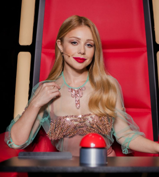 Тина Кароль в топе Prada и платье из латекса Atsuko Kudo