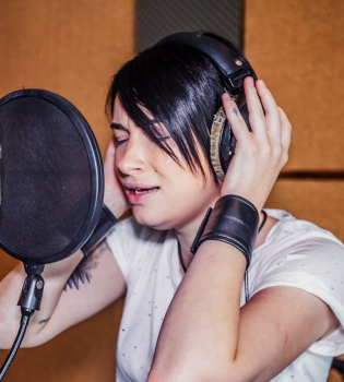 Анастасия Приходько спела в дуэте с девушкой-воином АТО