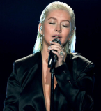 Кристина Агилера ошеломила публику глубоким декольте до живота на American Music Awards-2017