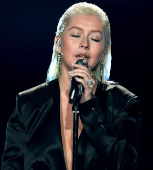 Кристина Агилера ошеломила публику глубоким декольте до живота на American Music Awards-2017