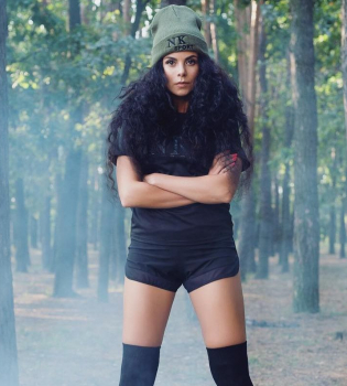 Настя Каменских написала песню на украинском языке для другой певицы