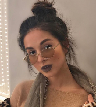 Психанула: певица Нюша перекрасилась в блондинку