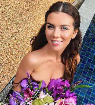 Анна Седокова заинтриговала снимком в свадебном платье