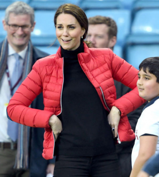 Сколько эмоций! Беременная Кейт Миддлтон повесилась на футбольном поле