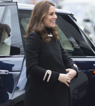 Total black: беременная Кейт Миддлтон восхищает безупречным стилем