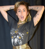 Беременна? Майли Сайрус спровоцировала слухи заметно окгрулившимся животиком