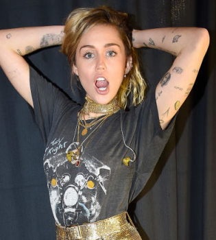 Беременна? Майли Сайрус спровоцировала слухи заметно окгрулившимся животиком