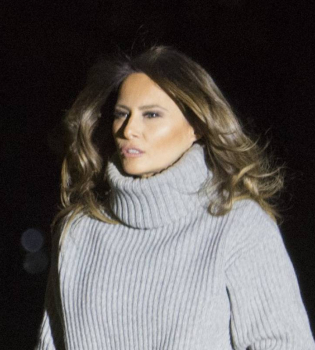 Долой платья и костюмы: Мелания Трамп вышла в свет в свитере и джинсах