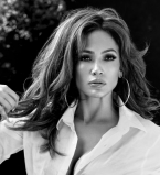 В мини-юбке и рубашке на голое тело: соблазнительная Дженнифер Лопес снялась в рекламе Guess