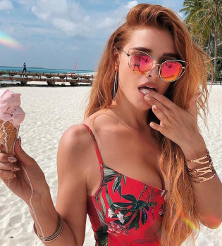 Татьяна Котова взорвала сеть пляжными снимками в бикини