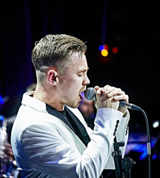 Артем Пивоваров и живой оркестр