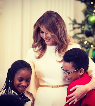 Миллион на праздничный декор: Мелания Трамп украсила Белый дом к Рождеству