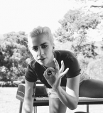 Голышом на лошади: Леди Гага обескуражила новым фото